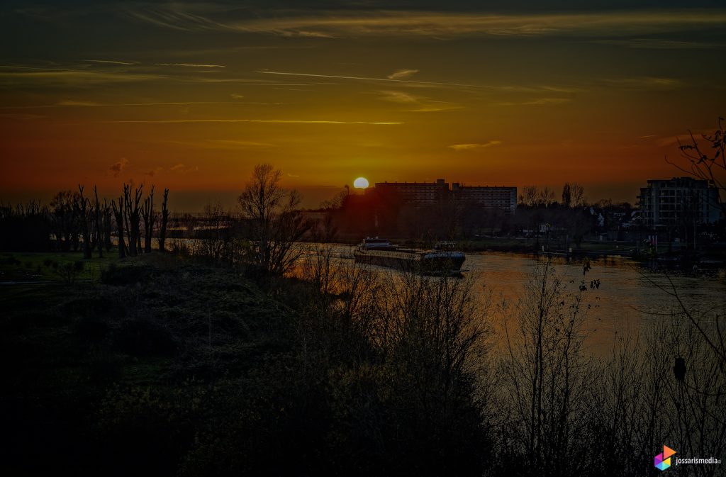 Blerick | Zonsondergang boven Blerick gezien vanaf de Stadsbrug in Venlo