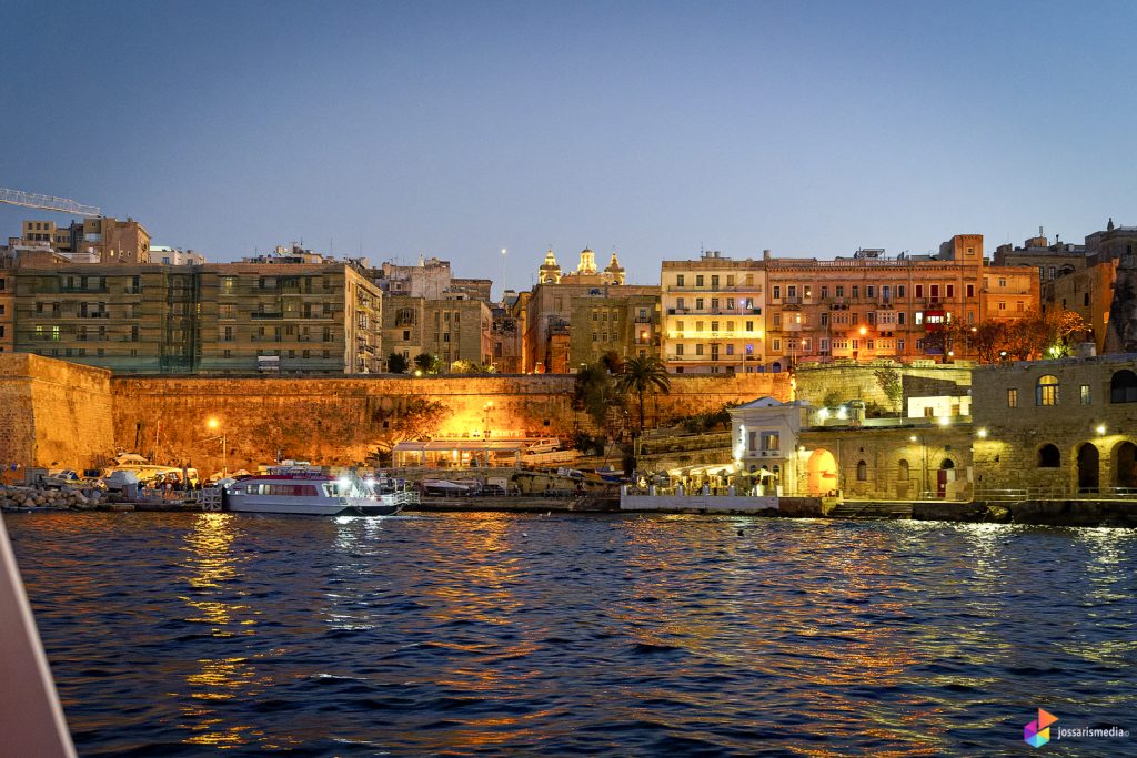 Valletta | Aangelichte stadsmuur