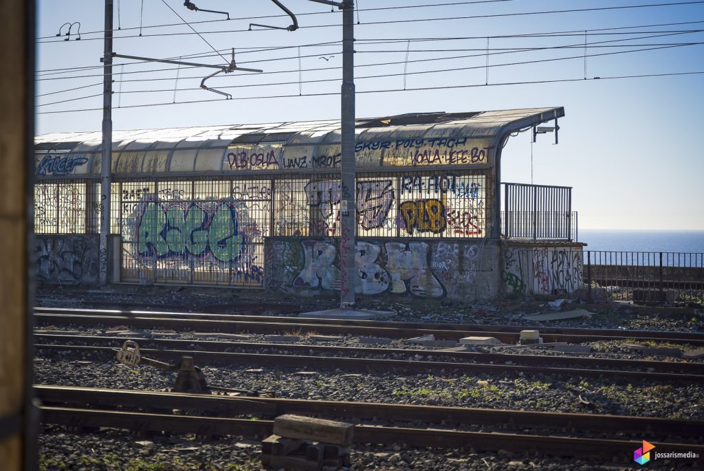 Catania | Graffiti in de vroege ochtendzon op het station van Catania