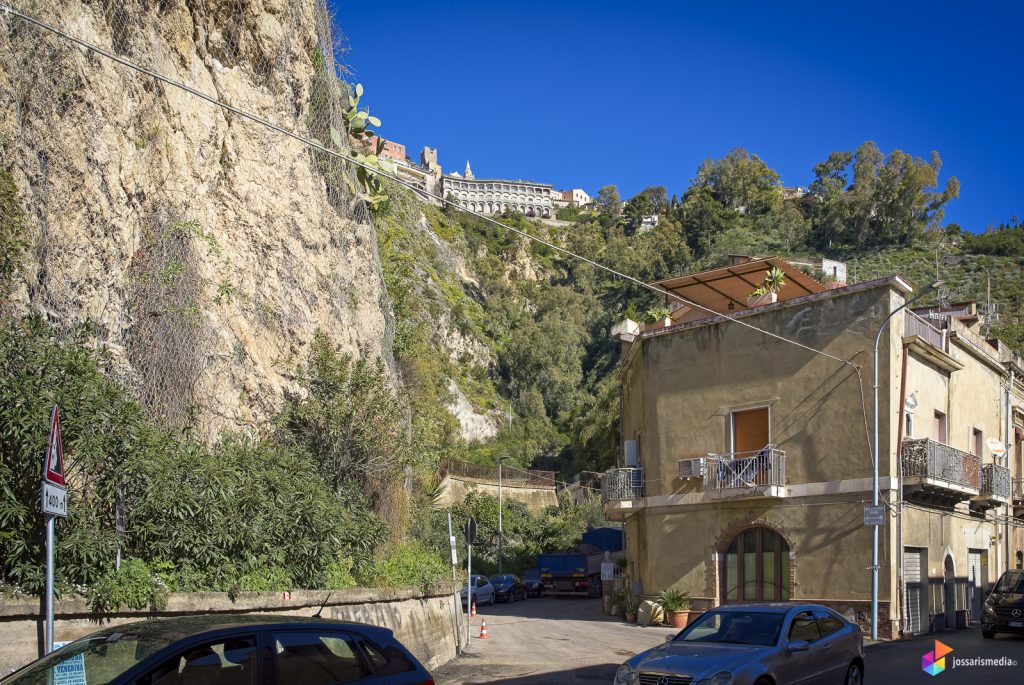 Taormina | Het dorp ligt hoog op de rotsen