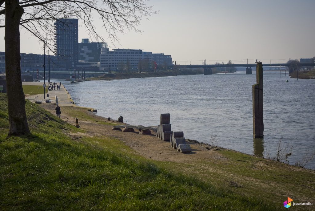 Venlo | Kunstwerk de Stroming aan de Maasoever