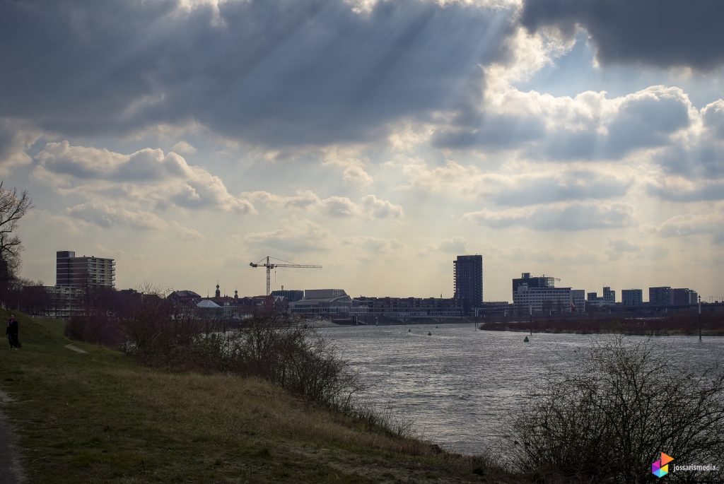 Venlo | De zon priemt door de wolken