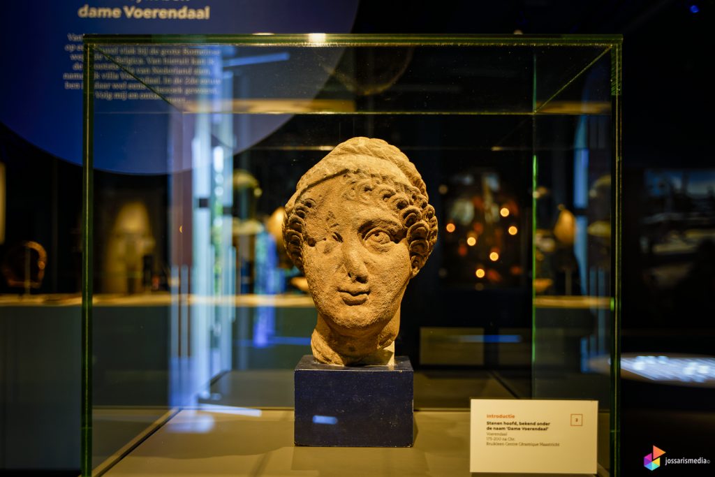 Limburgs Museum | De "Gastvrouw" van de expositie "Oevers vol Romeinen"