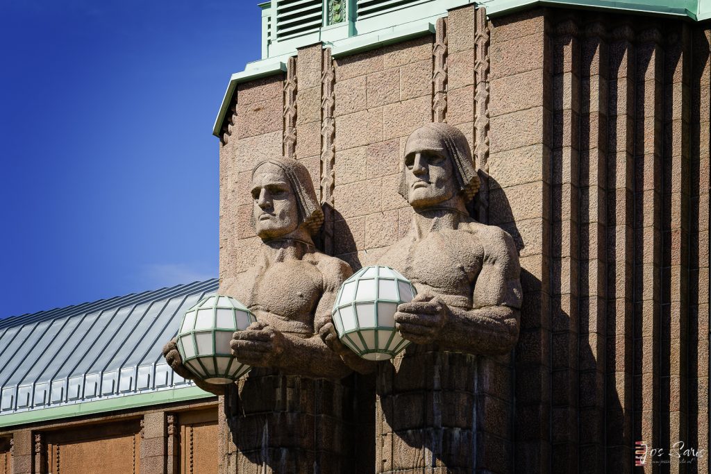 Helsinki | Centraal Station met zijn Steenmannen