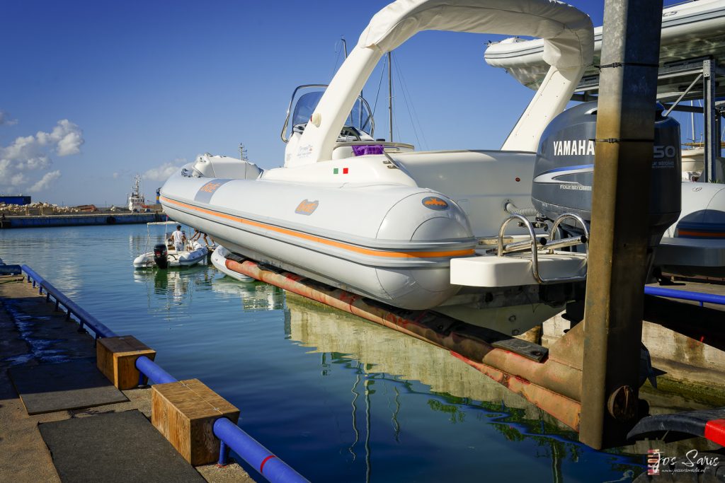 Egadische Eilanden | De RIB boot wordt te water gelaten