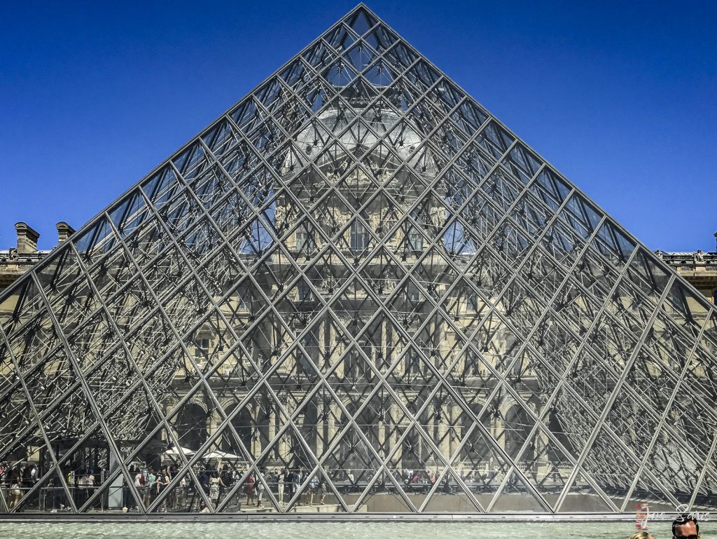 Parijs | Het Louvre achter de Glazen Piramide 