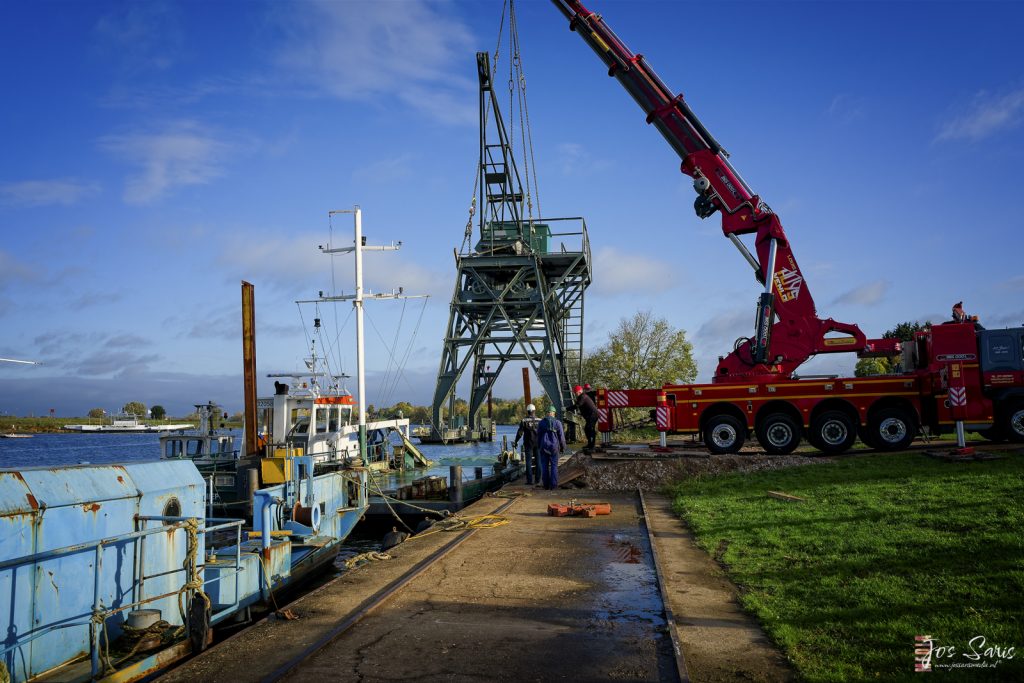 Velden | Plaatsen van de loskraan op het ponton