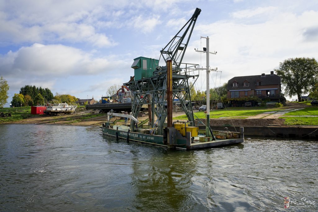 Velden | De loskraan staat op het ponton en de reis naar Venlo gaat beginnen