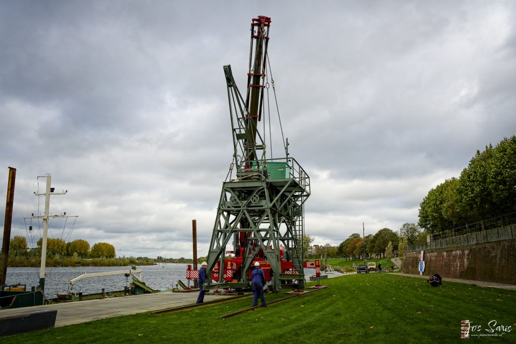 Venlo | De loskraan staat bijna op de Lage Loswal