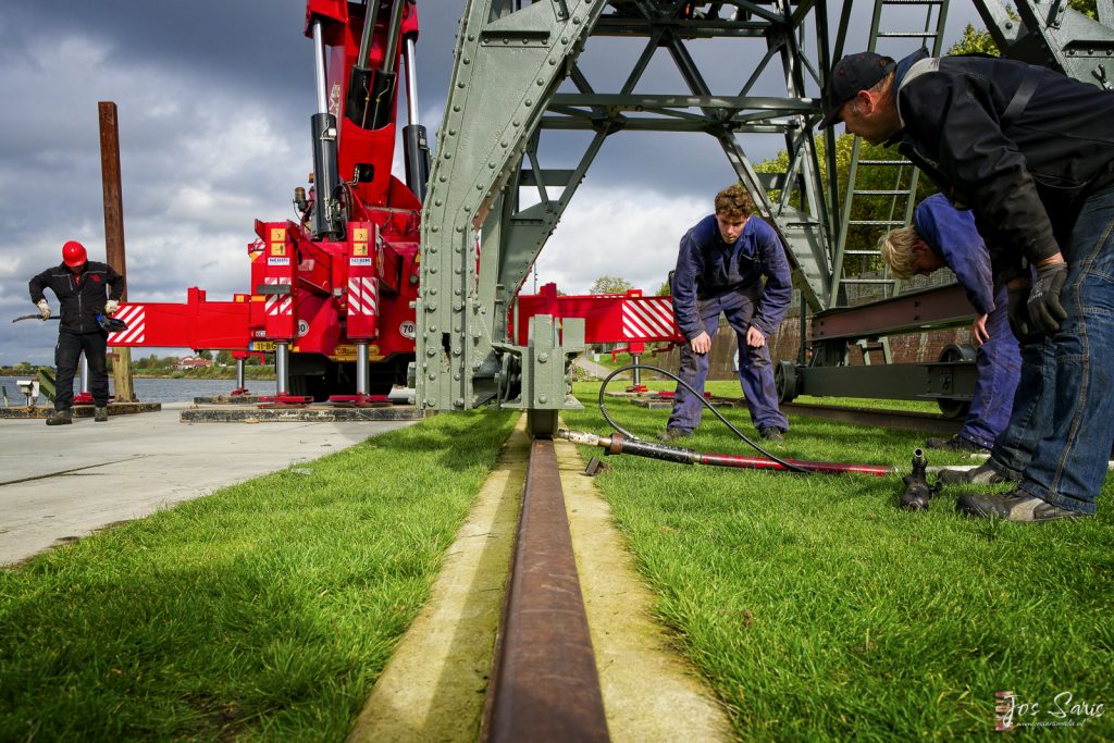 Venlo | Passen en meten om de loskraan goed op zijn plek te krijgen