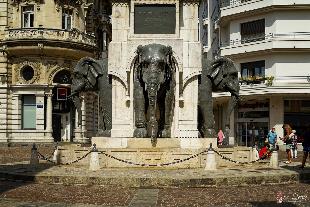 a statue of elephants on a stone structure