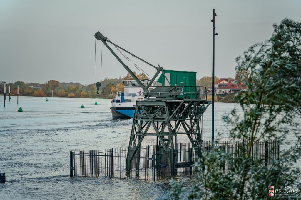 Ondergelopen loskraan op de Lage Loswal in Venlo tijdens hoogwater in de Maas. 