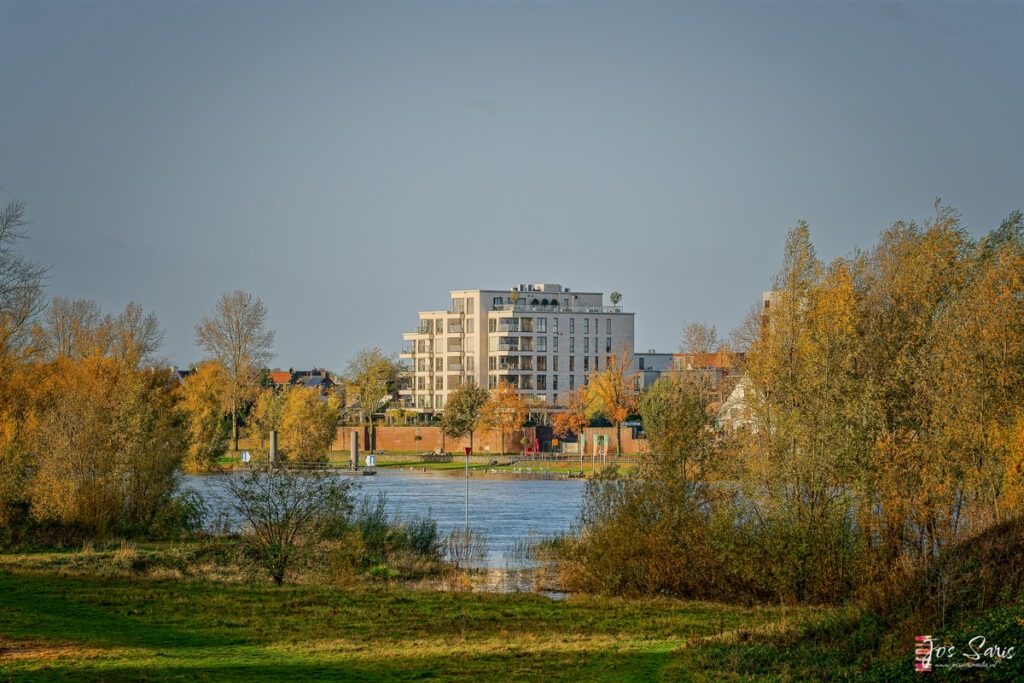 Zicht op Blerick vanuit Venlo in de herfst.