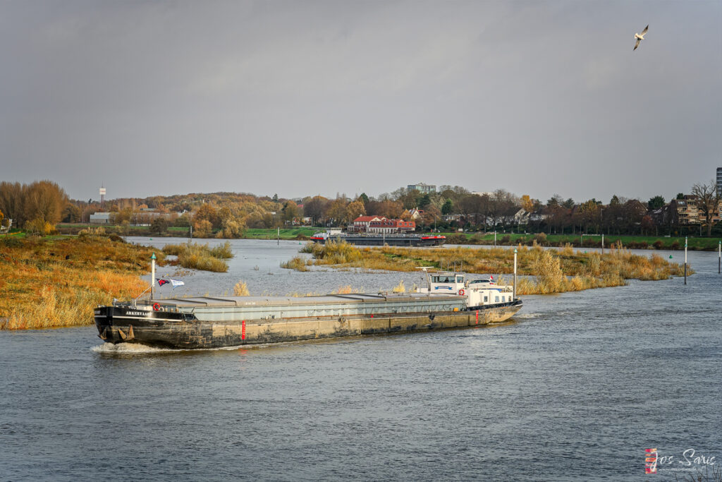 Rijnaak op de Maas ter hoogte van Venlo bij hoogwater.