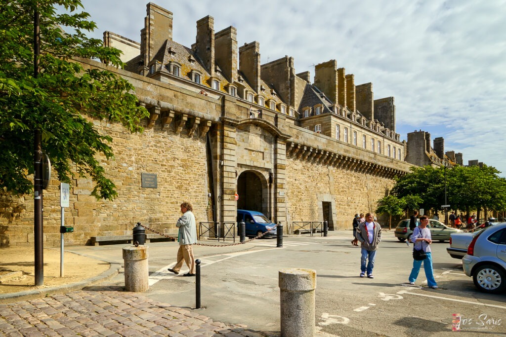 Stadsmuur en schoorstenen van Saint-Malo.