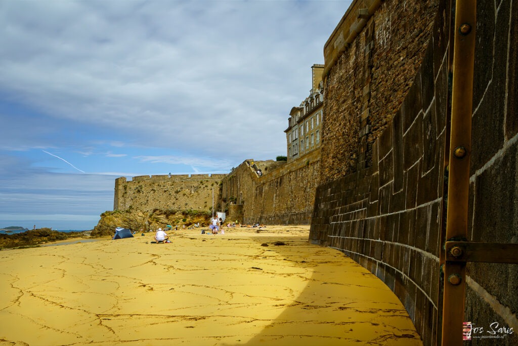 Strand van met steile toegangsladder Saint-Malo.