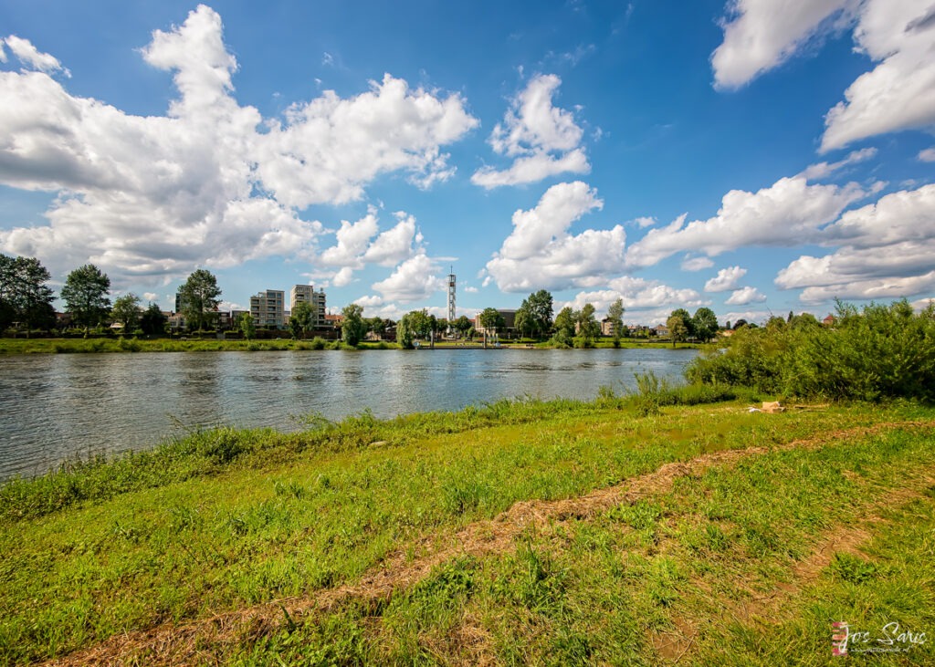 Zicht op Blerick vanuit de Oude Beemden in Venlo.