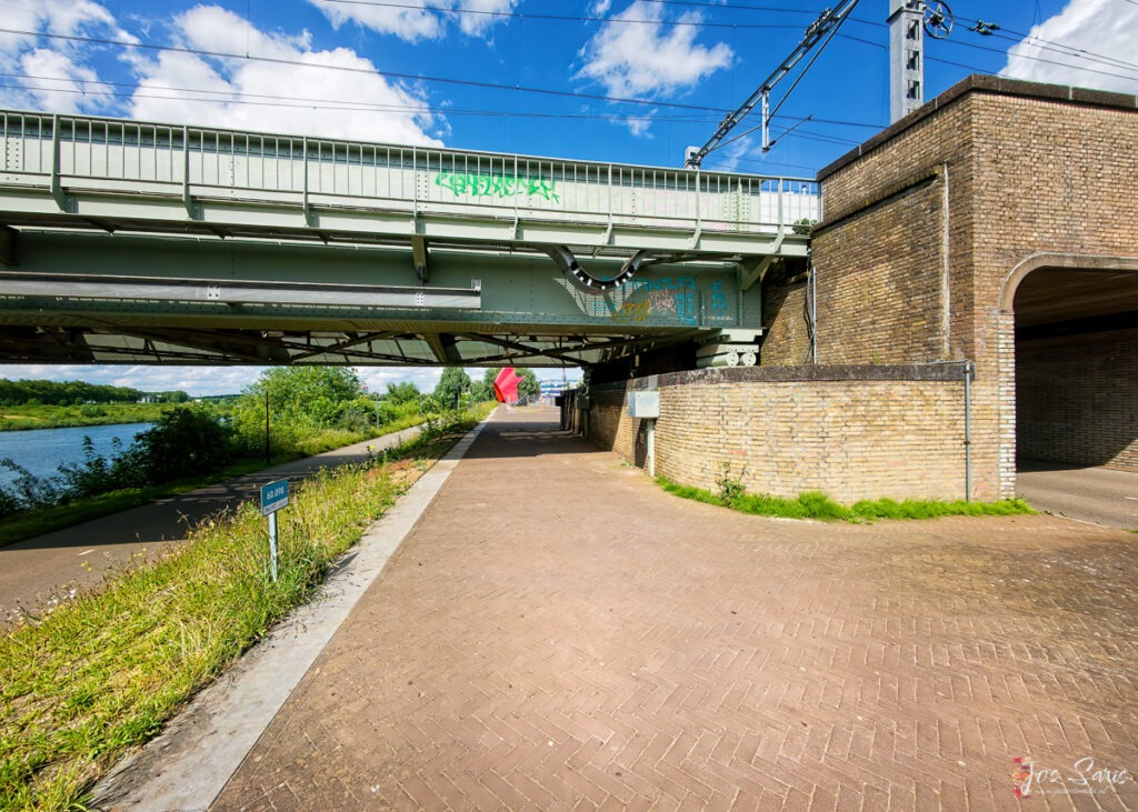 Kunstwerk Tango in Venlo gezien vanuit het voetpad onder de spoorbrug en de stadsbrug.