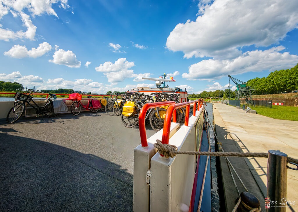 Afgemeerde fiets vakantieboot aan de Lage Loswal in Venlo.