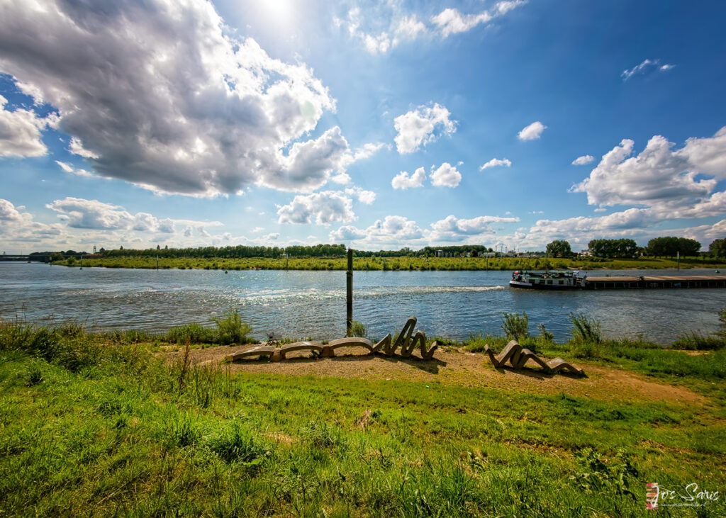 Kunstwerk Stroming aan de oever van de Maas in Venlo.