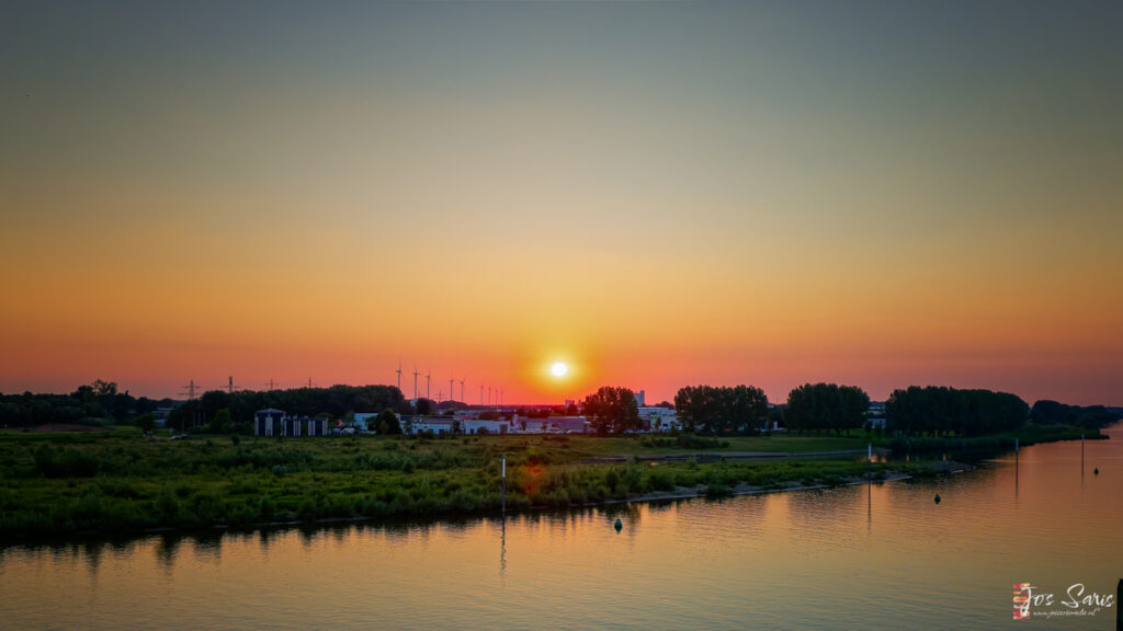 Zonsondergang boven Blerick.