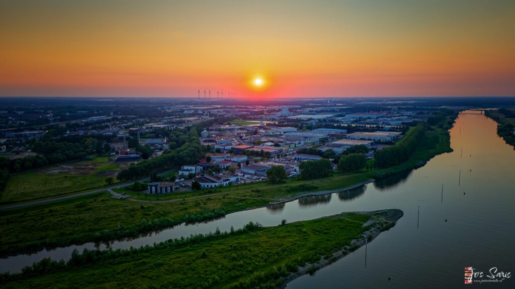 Zonsondergang boven Blerick.