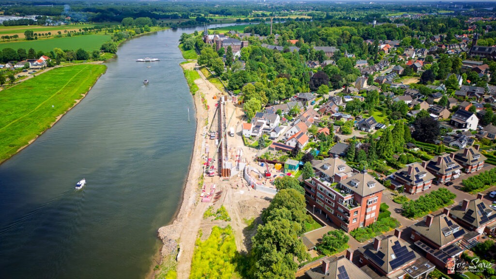 Drone foto van opklapbare waterkering in Kloosterdorp Steyl