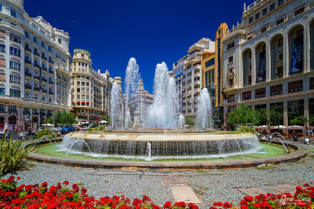 a water fountain in a city