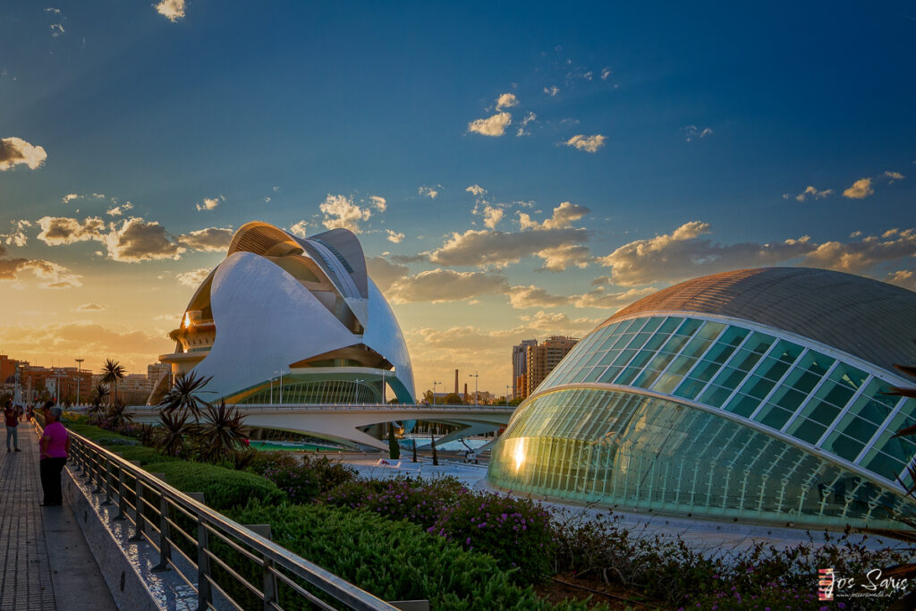 a building with a curved roof and a curved structure